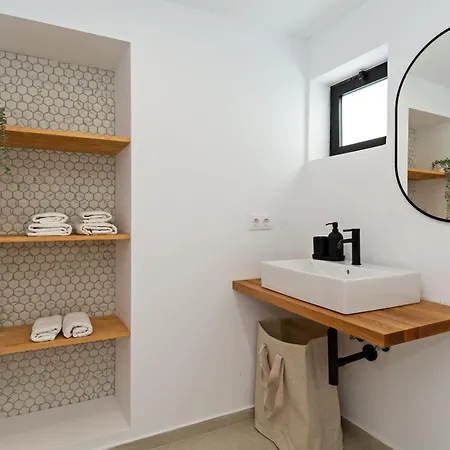 Luxury Beach Views 2br Flat - Private Parking Apartment